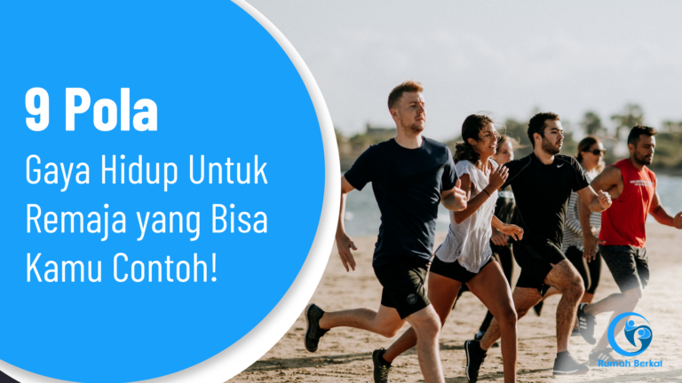 5 orang remaja sedang berlari berolahraga