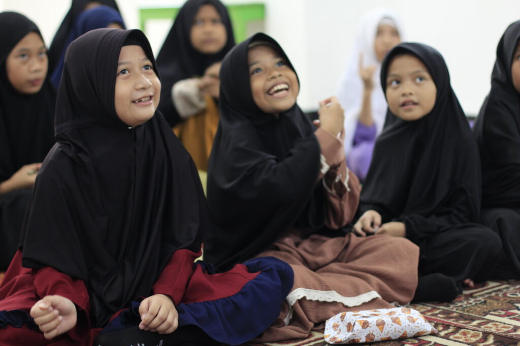 Anak-anak panti asuhan anak Muhammadiyah PCM Kembangan bermain dengan tim Rumah Berkat