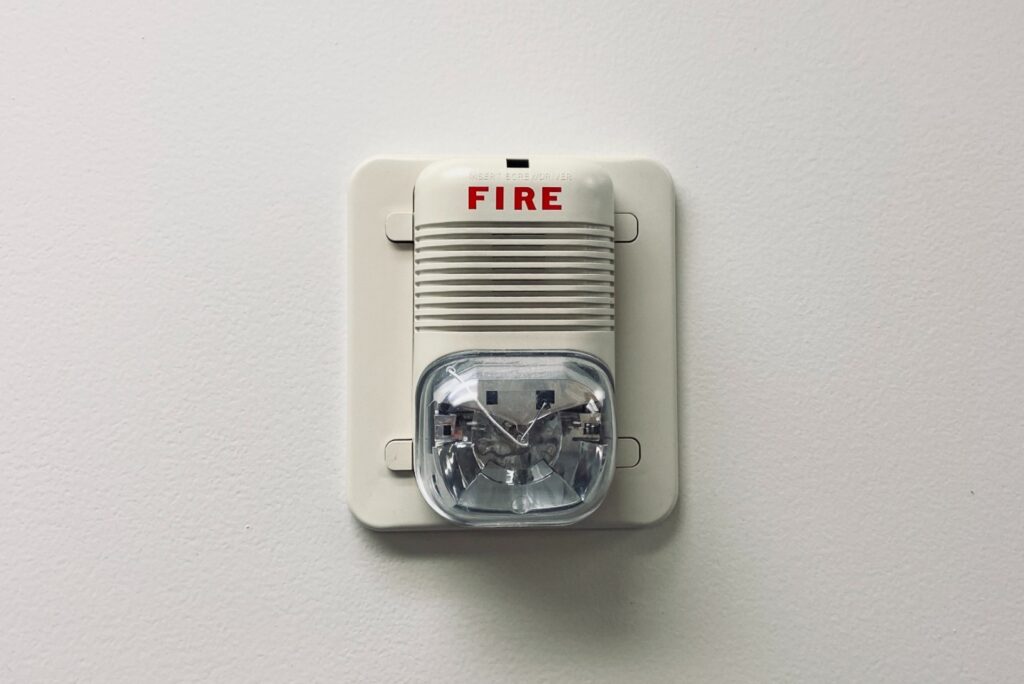 Alarm kebakaran portable yang terpasang di dinding