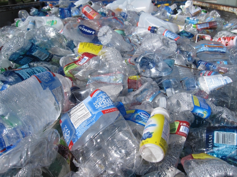 Puluhan sampah botol plastik