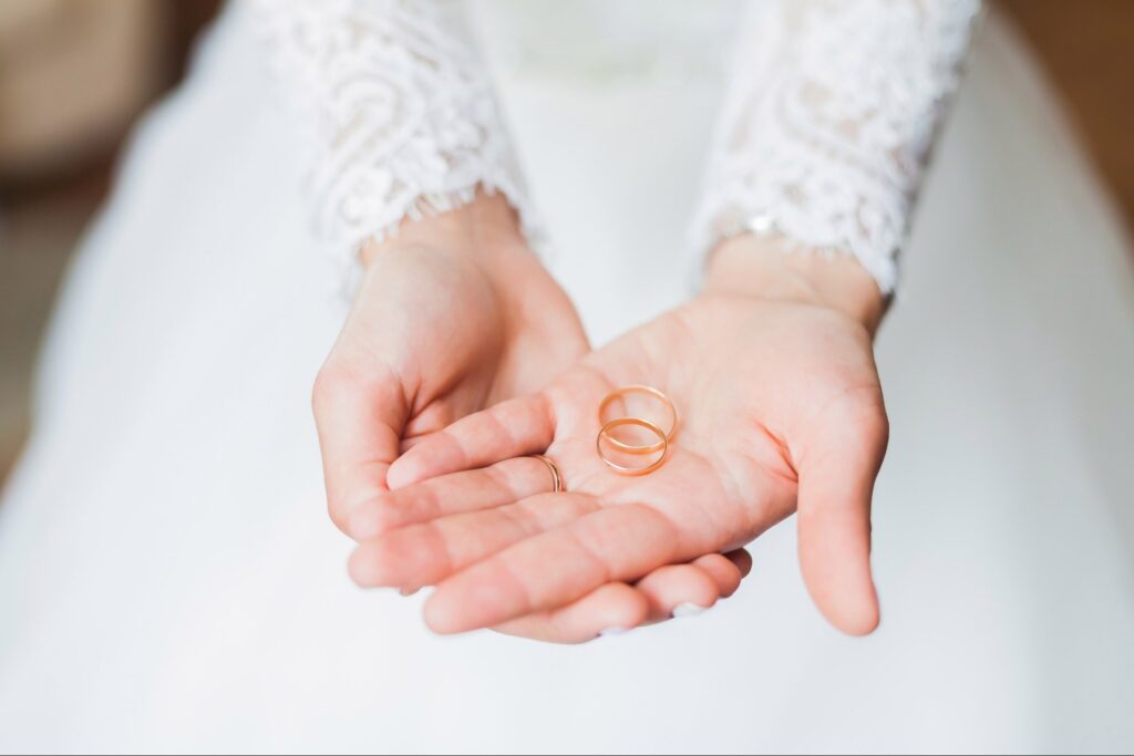 Seorang pengantin memperlihatkan cincin