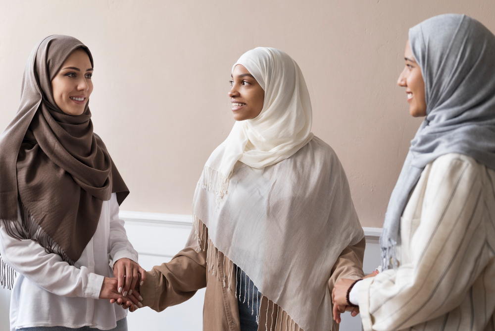 3 Wanita Muslim Bergandeng Tangan