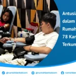 Peserta sedang melakukan donor darah dalam acara Donor Darah Rumah Berkat ke-9, dengan petugas medis yang memantau proses secara profesional.
