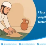 Seorang pria sedang melakukan tayamum dengan mengusap wajah dan tangan pada tanah, menggambarkan tata cara tayamum yang benar.
