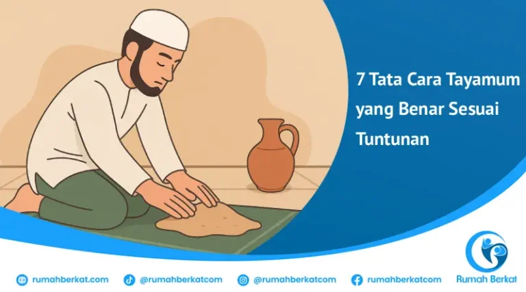 Seorang pria sedang melakukan tayamum dengan mengusap wajah dan tangan pada tanah, menggambarkan tata cara tayamum yang benar.