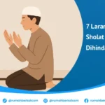 Seorang pria sedang berdoa dalam posisi duduk, menggambarkan konteks larangan dalam sholat yang harus dihindari.